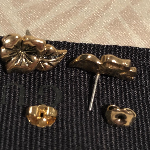 Vintage Avon NWOT Art Nouveau stud flower pierced earrings - - Picture 5 of 6